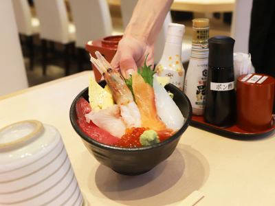 【4/14】魚を捌ける方はなお歓迎!捌けなくても歓迎!🌈築地食堂源ちゃん🌈豊洲市場内加工場スタッフ🌟 - 単発バイト・短期バイト・スキマバイト ...